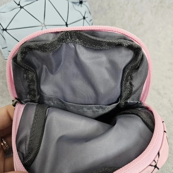 New Waterproof Storage Bag for Cosmetics or Personal Products - Picture 3 of 4